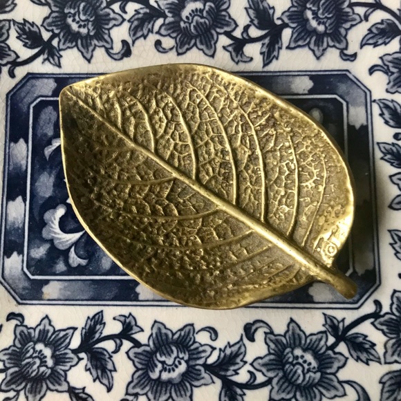 EUC Vintage Brass Leaf Dish Episcea / 1948 Golden Leaf Ring Holder Vanity Tray - Picture 1 of 4